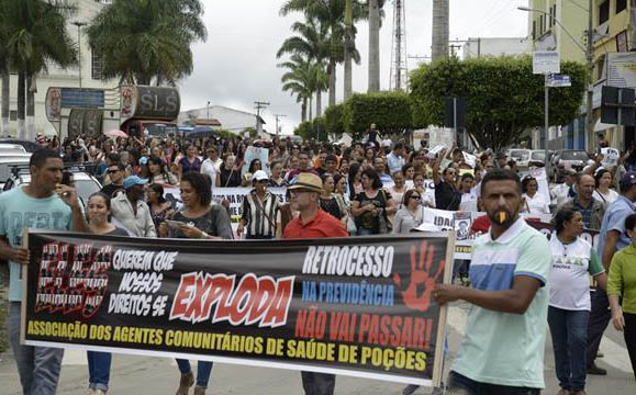 Manifestantes formados por professores,sindicalistas e trabalhadores de todos os seguimentos, protestam pelas ruas de poções 